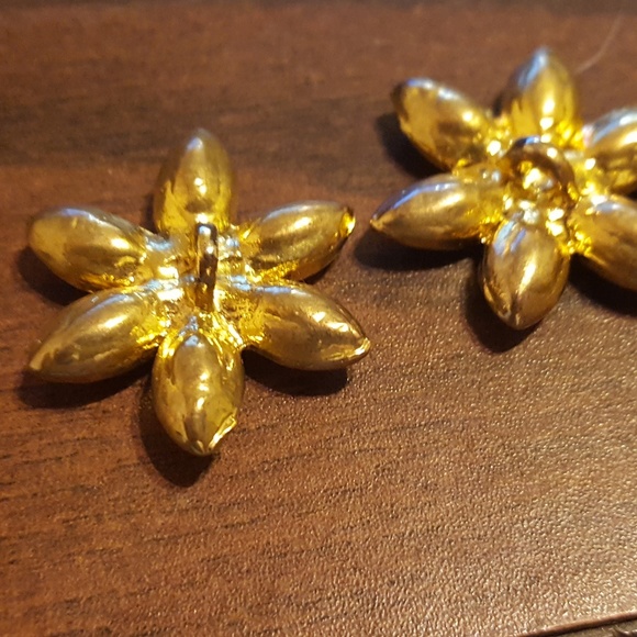 2 Vintage Glass Flower Buttons - Picture 3 of 5